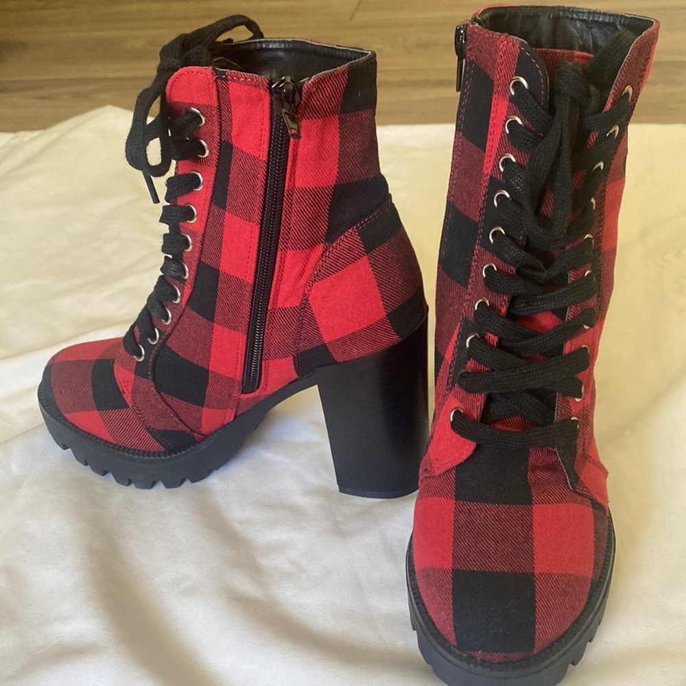 NWOB Buffalo checked boots